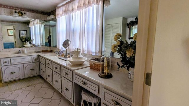 1987 RIDGEWOOD RD, York, PA 17406