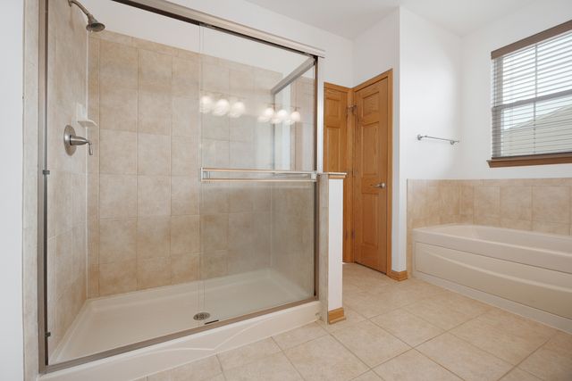 1385 SCARBORO Road 204, Schaumburg, IL 60193