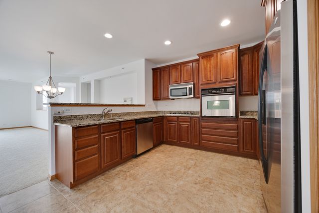 1385 SCARBORO Road 204, Schaumburg, IL 60193