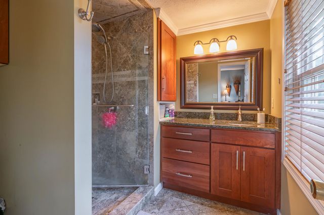 38 Robin Drive, Hudson, NH 03051