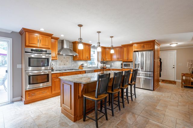 38 Robin Drive, Hudson, NH 03051