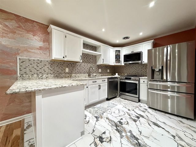 22727 Renford Street, Novi, MI 48375