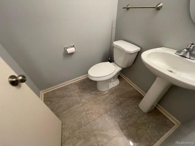 38295 Saratoga Circle, Farmington Hills, MI 48331