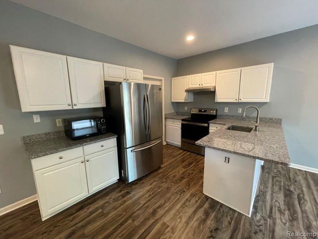 38295 Saratoga Circle, Farmington Hills, MI 48331