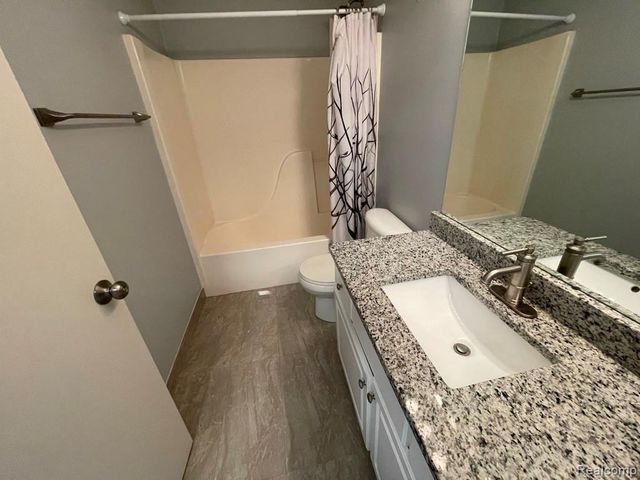 38295 Saratoga Circle, Farmington Hills, MI 48331