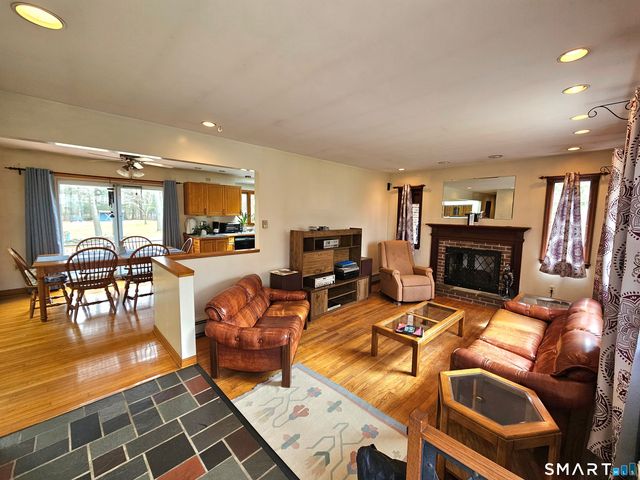 933 Vauxhall St Extension, Waterford, CT 06375