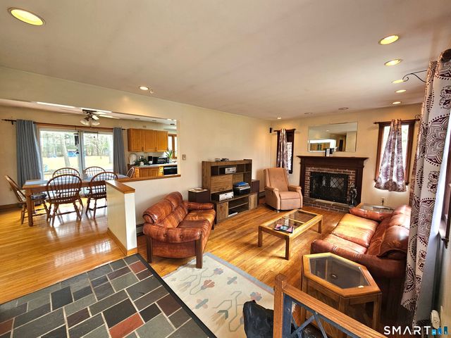 933 Vauxhall St Extension, Waterford, CT 06375