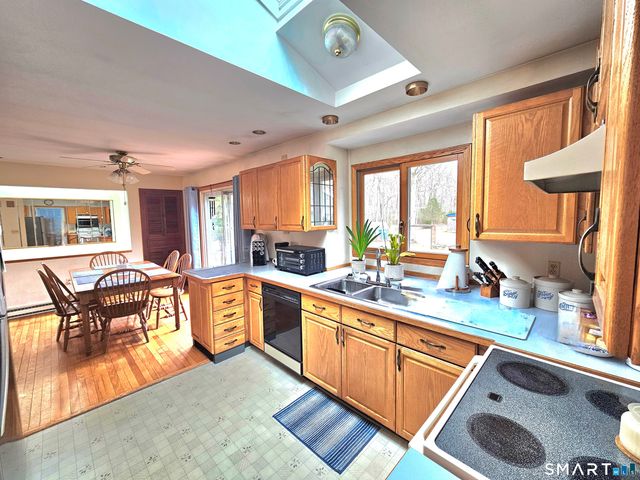 933 Vauxhall St Extension, Waterford, CT 06375