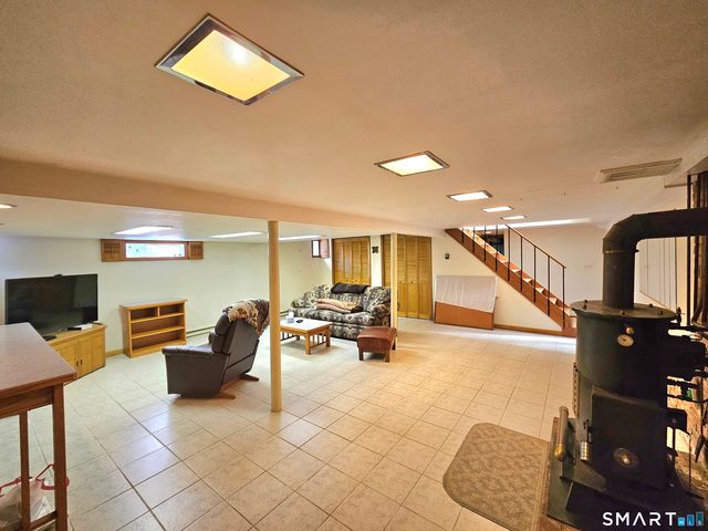 933 Vauxhall St Extension, Waterford, CT 06375