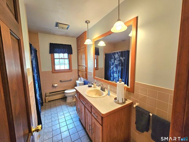 933 Vauxhall St Extension, Waterford, CT 06375