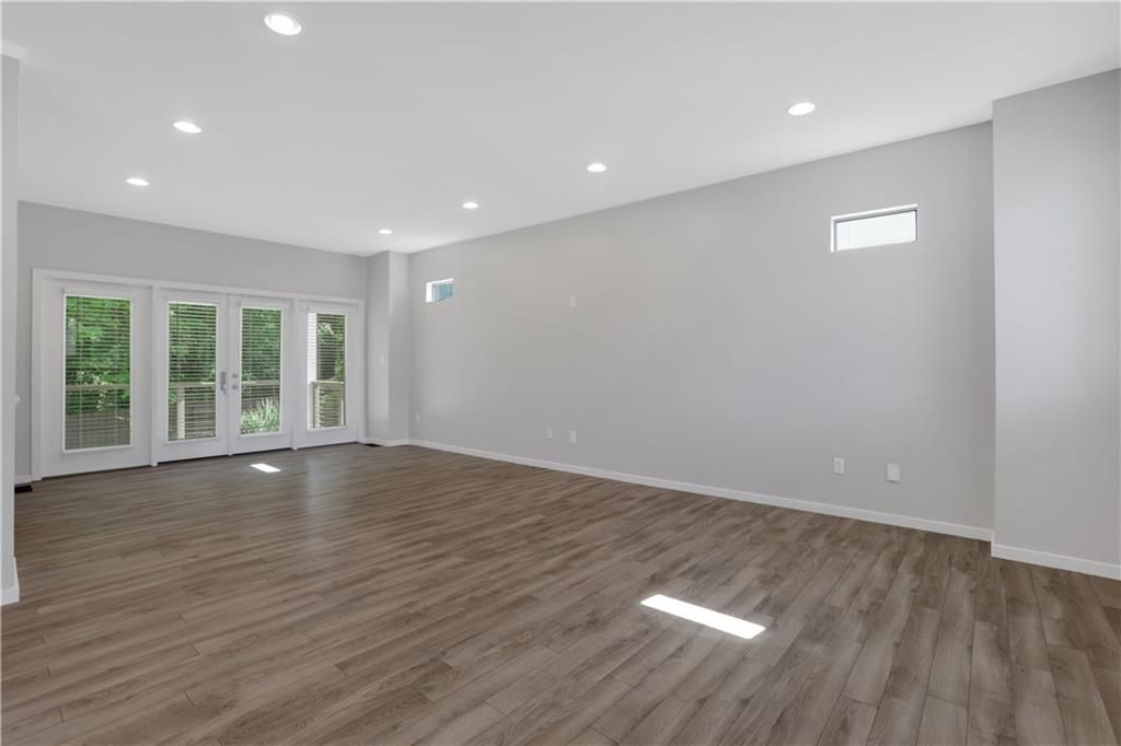 Image 6 of property listing at 948 Bruce Circle SE, Atlanta, GA 30316