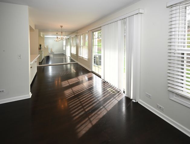 274 Greensboro Court 5, Elk Grove Village, IL 60007