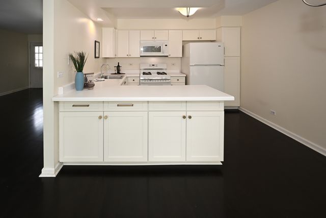 274 Greensboro Court 5, Elk Grove Village, IL 60007