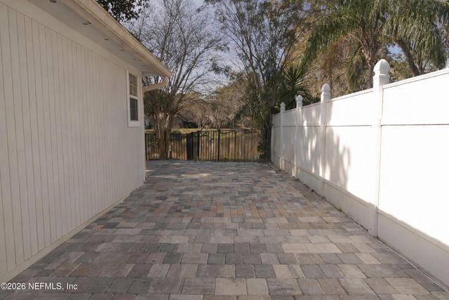 8226 LAKE WOODBOURNE Drive E, Jacksonville, FL 32217