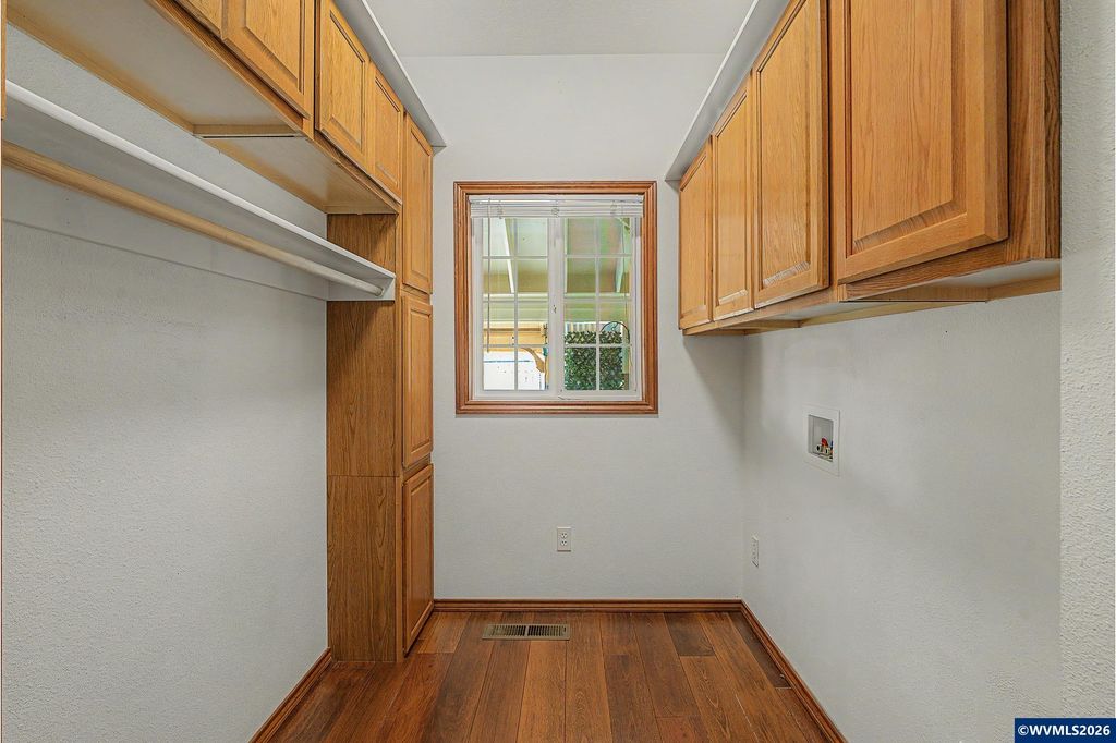 Image 18 of property listing at 2520 NW PINEHURST Dr, Mcminnville, OR 97128