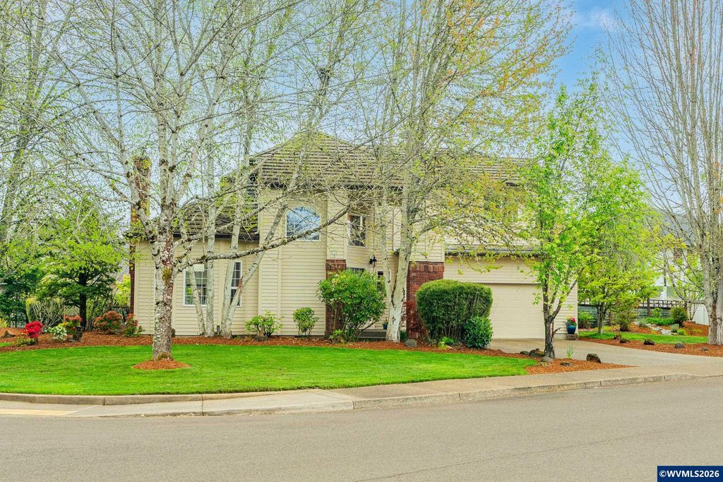 Image 2 of property listing at 2520 NW PINEHURST Dr, Mcminnville, OR 97128