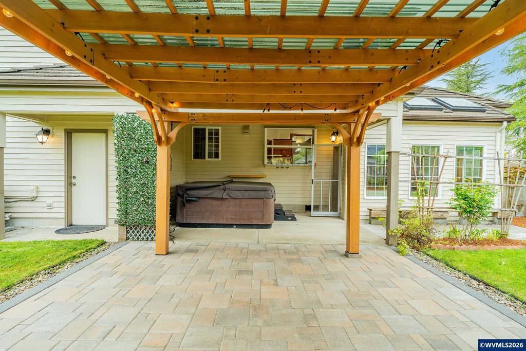 Image 32 of property listing at 2520 NW PINEHURST Dr, Mcminnville, OR 97128