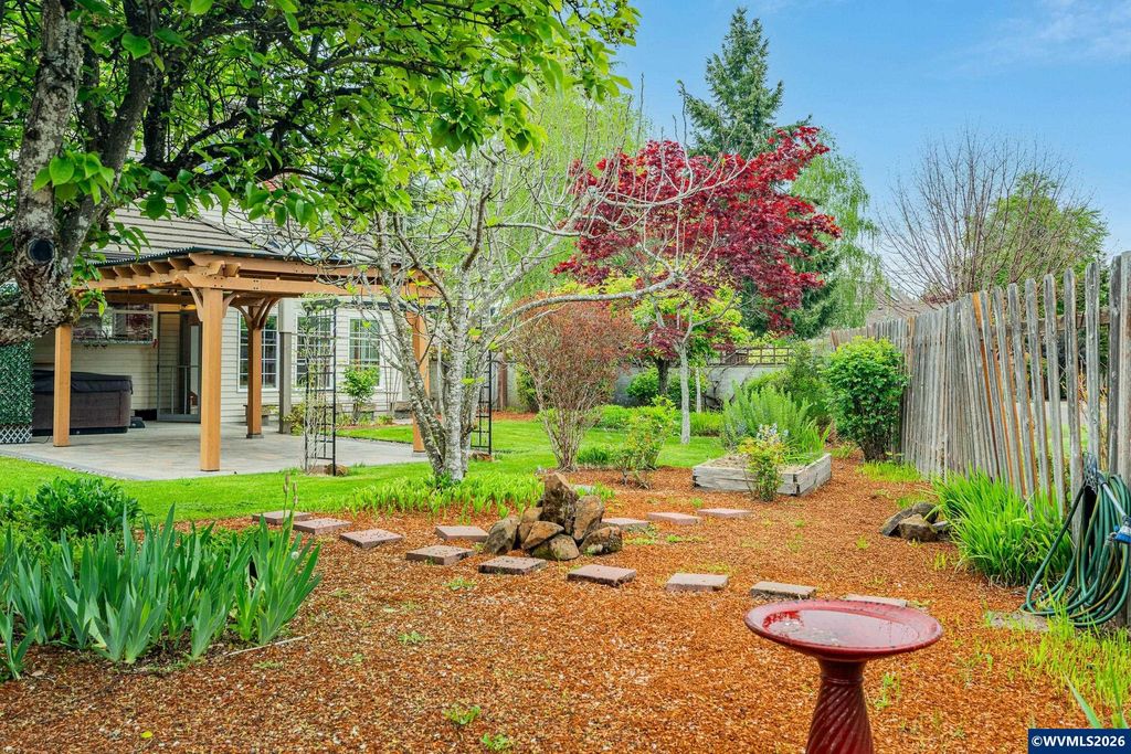 Image 34 of property listing at 2520 NW PINEHURST Dr, Mcminnville, OR 97128