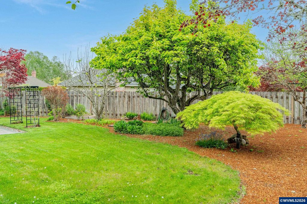 Image 36 of property listing at 2520 NW PINEHURST Dr, Mcminnville, OR 97128