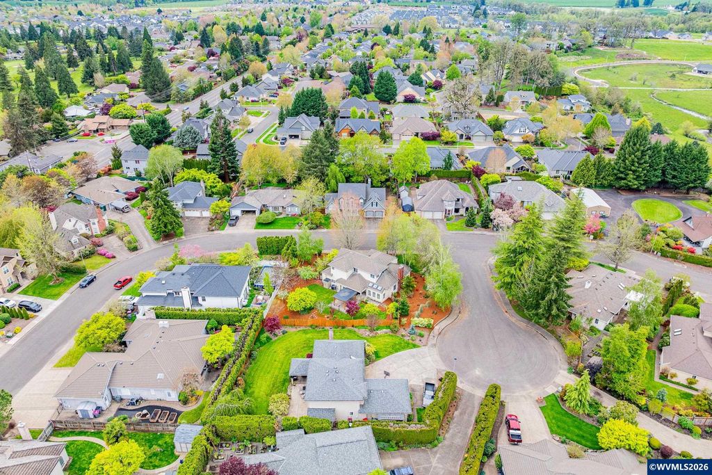Image 43 of property listing at 2520 NW PINEHURST Dr, Mcminnville, OR 97128