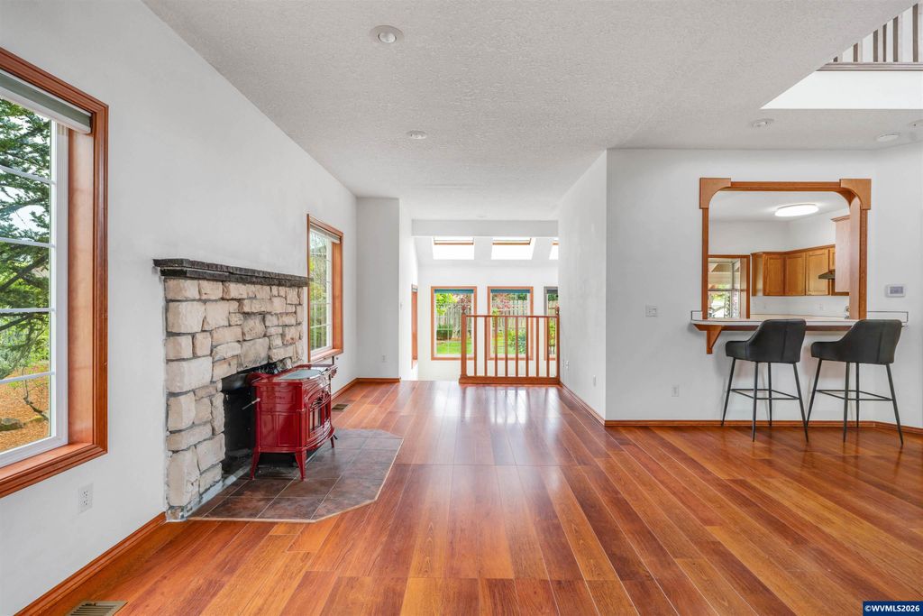 Image 5 of property listing at 2520 NW PINEHURST Dr, Mcminnville, OR 97128
