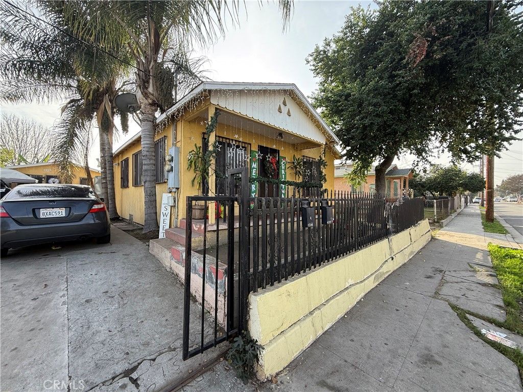 1832 E 108th 2, Los Angeles, CA 90059