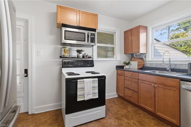 3821 Lenoir CIR, Norfolk, VA 23513