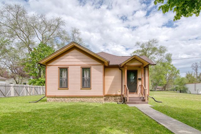 826 W Walworth AVENUE, Whitewater, WI 53190