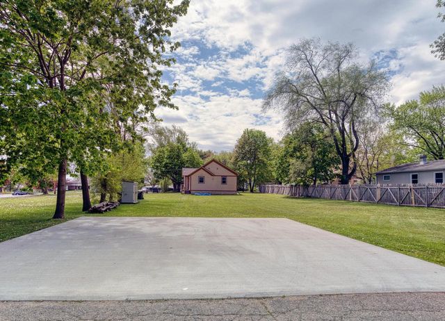 826 W Walworth AVENUE, Whitewater, WI 53190