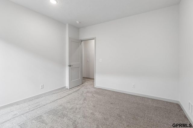 19509 Ellison Avenue, Elkhorn, NE 68022