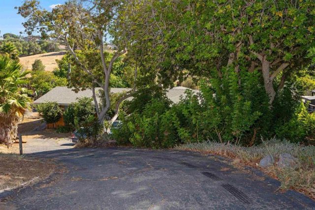 609 Roca Place, Vista, CA 92084