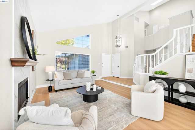 5075 Canyon Crest Dr, San Ramon, CA 94582