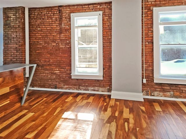 4748 S Broadway, St Louis, MO 63111