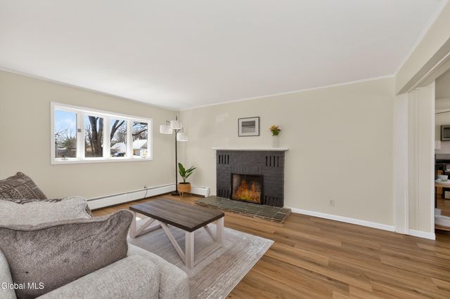 35 Knob Hill Road, Colonie, NY 12211