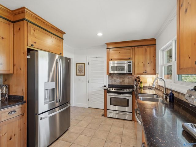 2210 Meadowbrook Road SE, Decatur, AL 35601