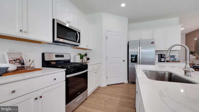 202 LINDSEY DR, Columbia, PA 17512