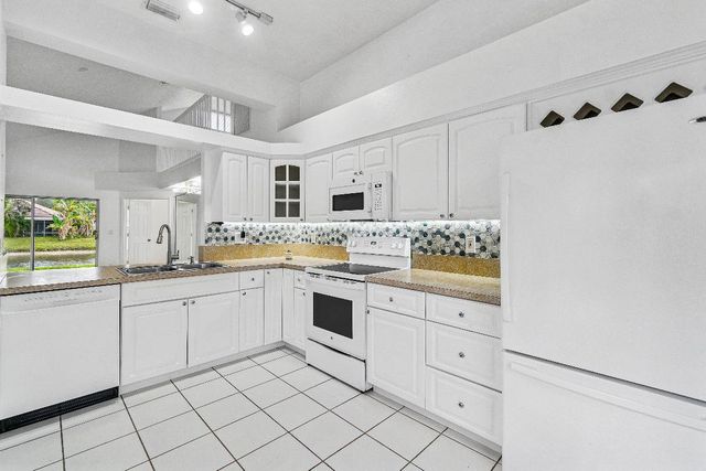 1007 Via Jardin, Palm Beach Gardens, FL 33418