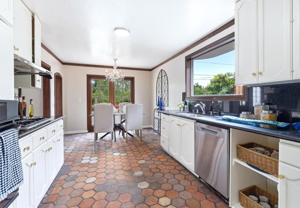 Image 14 of property listing at 14175 Douglass Lane, Saratoga, CA 95070