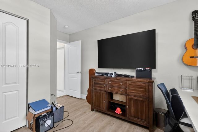 8061 NW 197th St, Hialeah, FL 33015