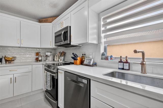 8061 NW 197th St, Hialeah, FL 33015