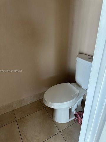 1521 W 42nd Pl 18, Hialeah, FL 33012