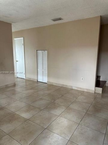 1521 W 42nd Pl 18, Hialeah, FL 33012