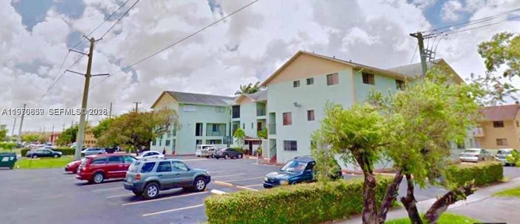 1521 W 42nd Pl 18, Hialeah, FL 33012
