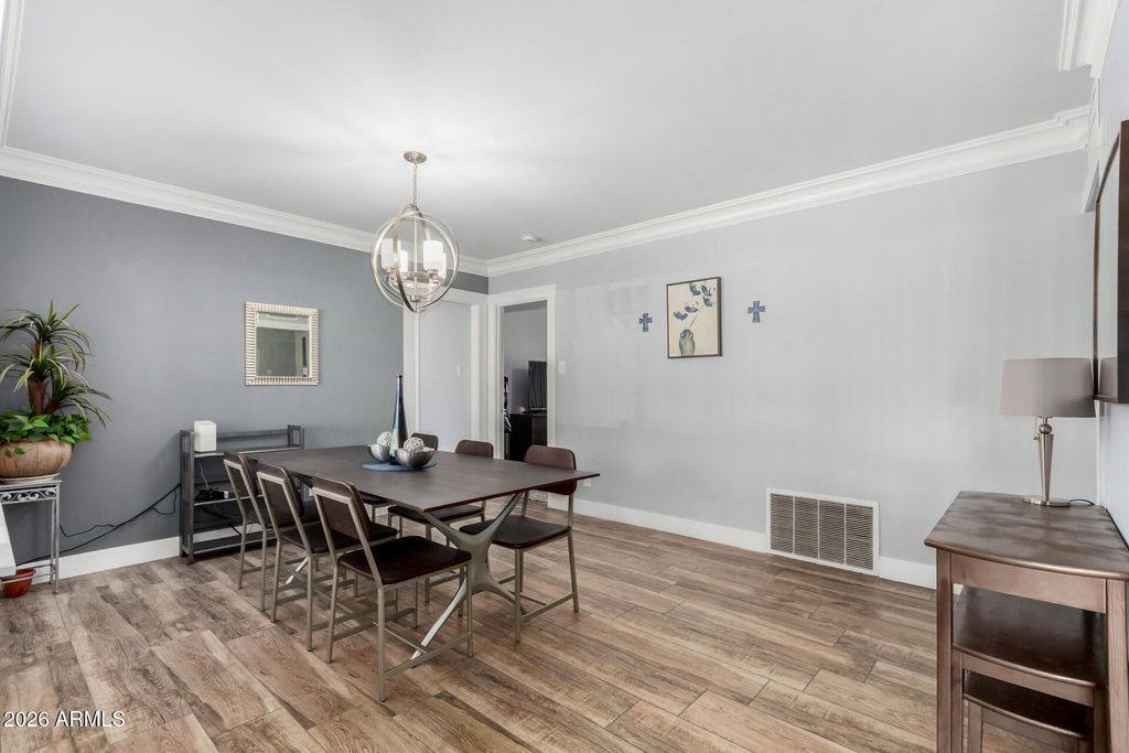 Image 11 of property listing at 921 W VERDE Lane, Phoenix, AZ 85013