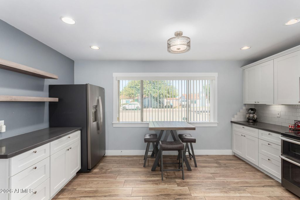 Image 13 of property listing at 921 W VERDE Lane, Phoenix, AZ 85013