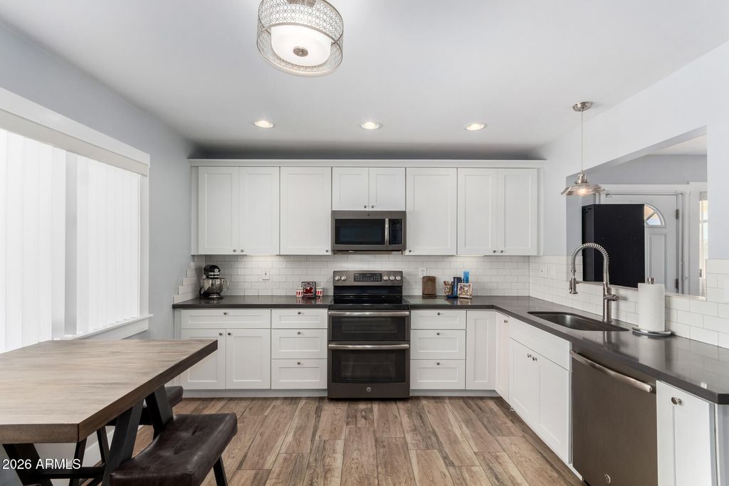 Image 14 of property listing at 921 W VERDE Lane, Phoenix, AZ 85013