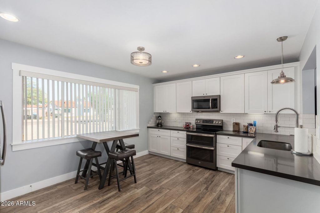 Image 16 of property listing at 921 W VERDE Lane, Phoenix, AZ 85013