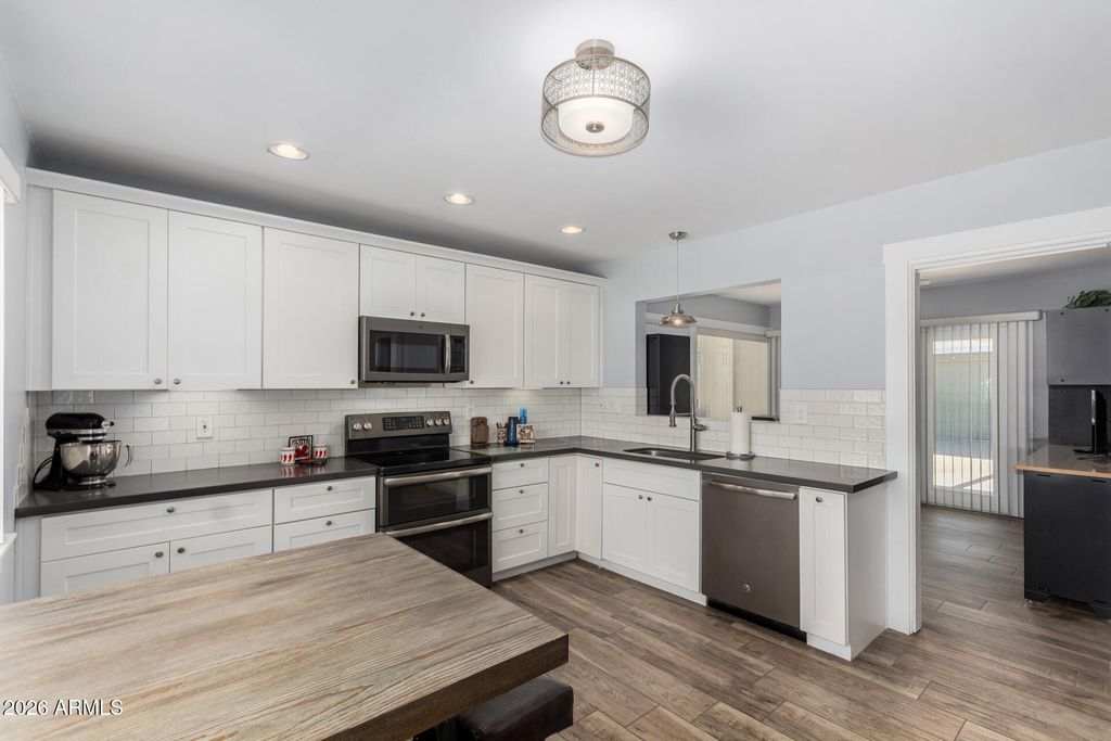 Image 18 of property listing at 921 W VERDE Lane, Phoenix, AZ 85013