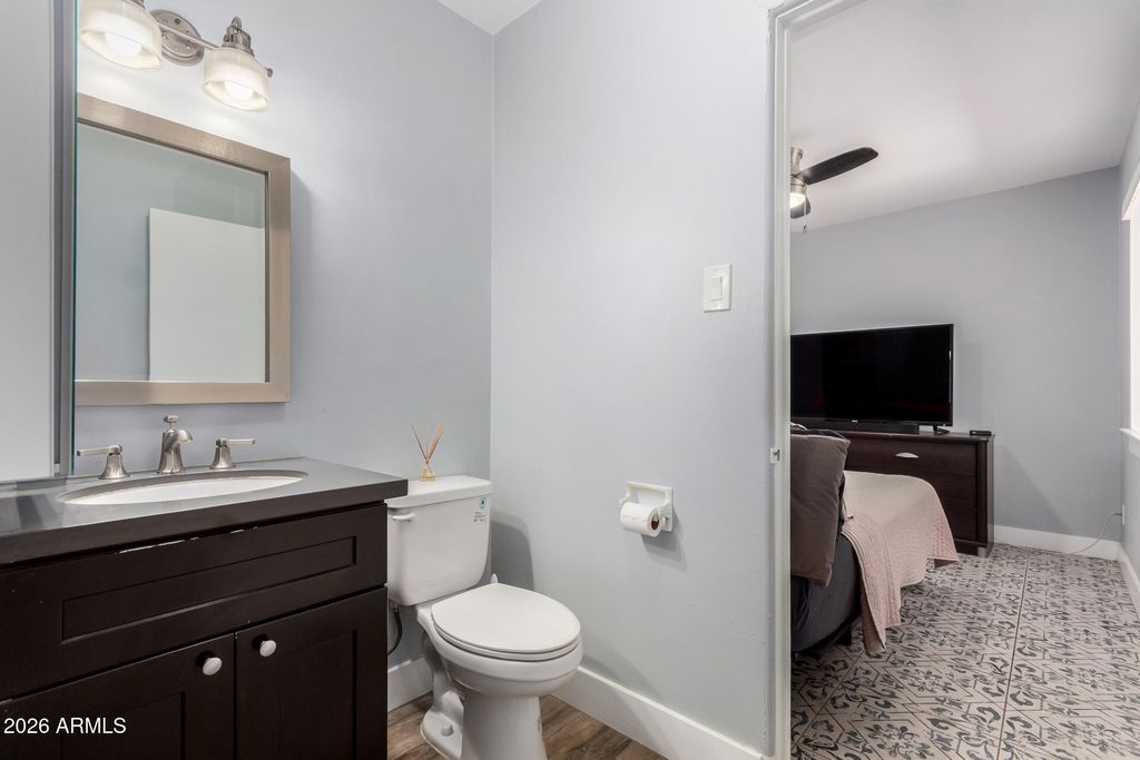 Image 25 of property listing at 921 W VERDE Lane, Phoenix, AZ 85013