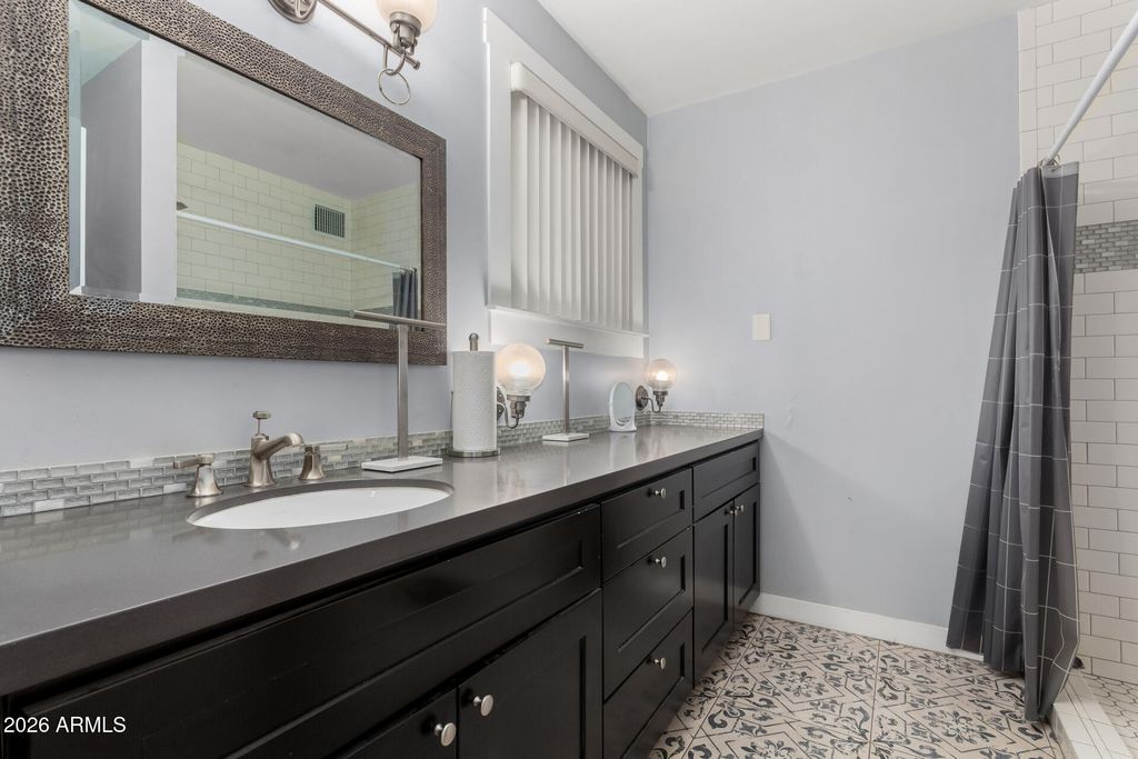 Image 26 of property listing at 921 W VERDE Lane, Phoenix, AZ 85013